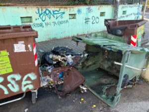 Νέοι βανδαλισμοί και εμπρησμοί κάδων από αγνώστους στον Δήμο Βύρωνα