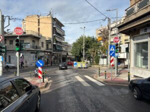 Συνεχίζονται οι παρεμβάσεις στα πεζοδρόμια του Βύρωνα