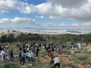 Με μεγάλη επιτυχία ολοκληρώθηκε η 2η δράση δενδροφύτευσης του Δήμου Βύρωνα στον Υμηττό