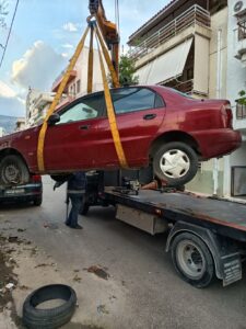 Συνεχίζεται η απομάκρυνση εγκαταλελειμμένων οχημάτων στον Δήμο Βύρωνα