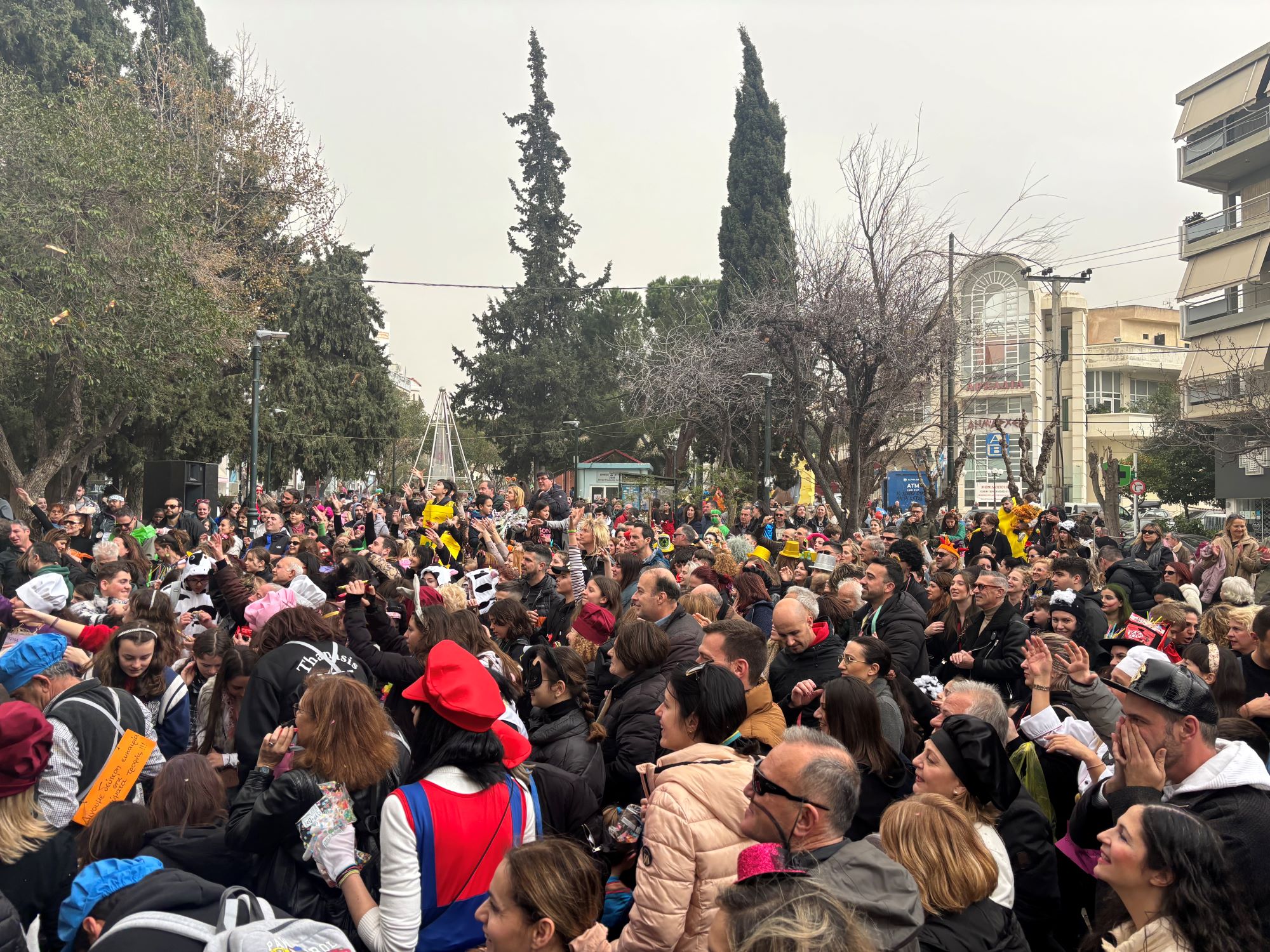 2ο Καρναβάλι Δήμου Βύρωνα – Μικροί και μεγάλοι ζωντάνεψαν την πόλη