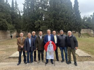 Κατάθεση στεφάνου στο Σκοπευτήριο Καισαριανής από τον Δήμαρχο Βύρωνα Αλέξη Σωτηρόπουλο