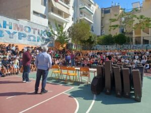 Καδάκια βιοαποβλήτων σε σχολεία διανέμει ο Δήμος Βύρωνα