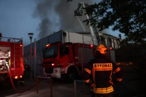 Άμεση κινητοποίηση της Πολιτικής Προστασίας του Δήμου Βύρωνα στη μεγάλη πυρκαγιά στο παλιό κτίριο του Badminton, στο Πάρκο Γουδή