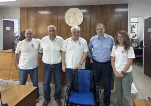 Δωρεά αναπηρικού αμαξιδίου στην Κοινωνική Υπηρεσία του Δήμου Βύρωνα