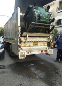 Πλύσιμο και απολύμανση κάδων απορριμμάτων σε γειτονιές του Δήμου Βύρωνα