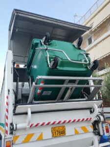 Συνεχίζεται το πλύσιμο των κάδων απορριμμάτων στον Βύρωνα